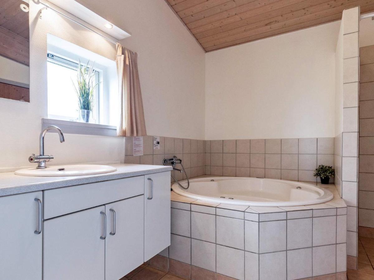 8 Person Holiday Home In Фоборг Екстер'єр фото
